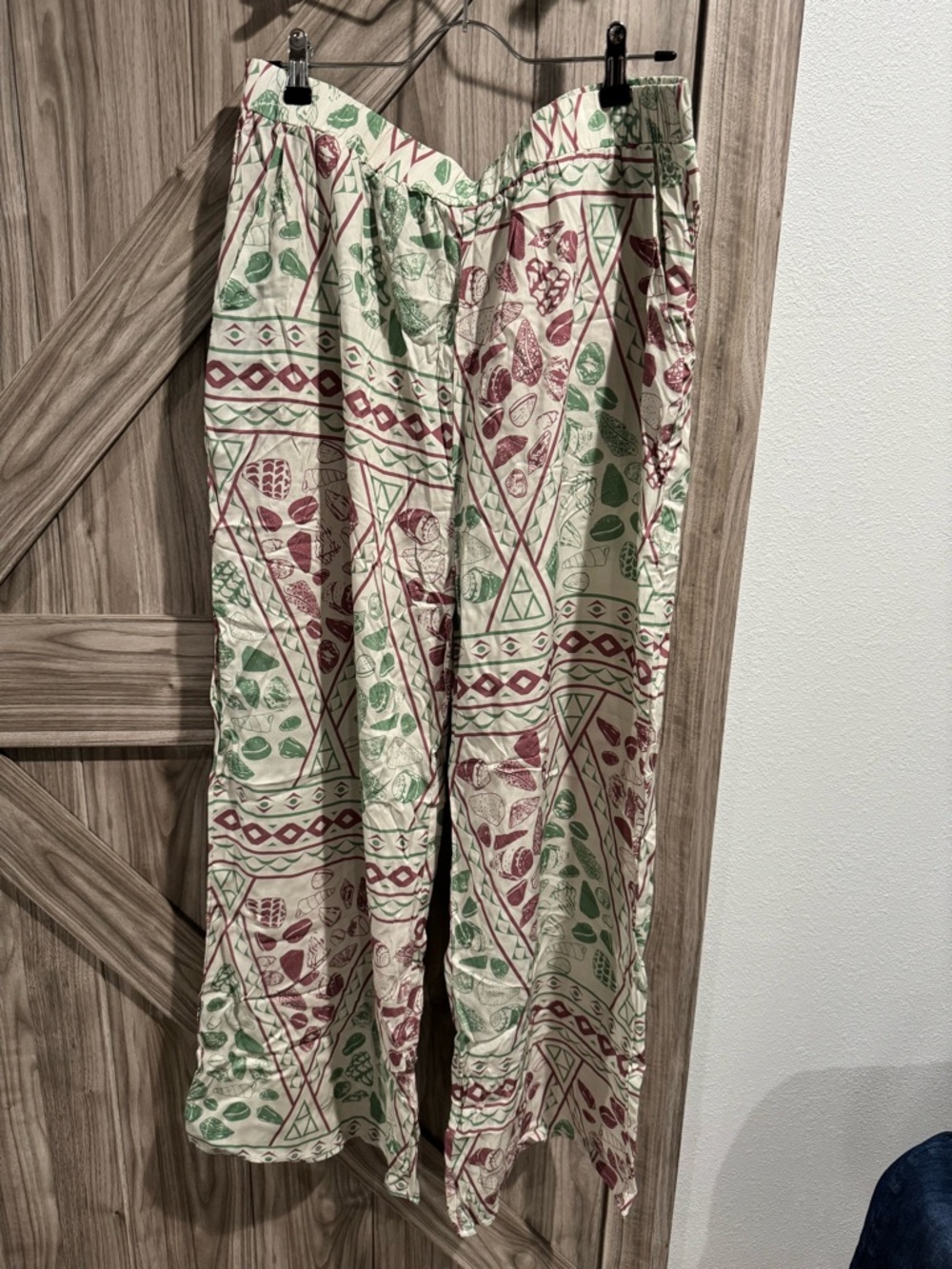 LexBreezy - Wide-Leg Pants in Cream with Green & Red Print